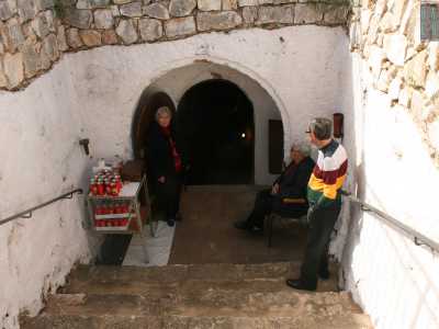 ...e ci si trova di fronte a una porta in legno: � l�entrata della chiesa, l� dove troviamo ad accoglierci il 65enne Pinuccio, custode dello Spirito Santo, in compagnia delle sue due sorelle